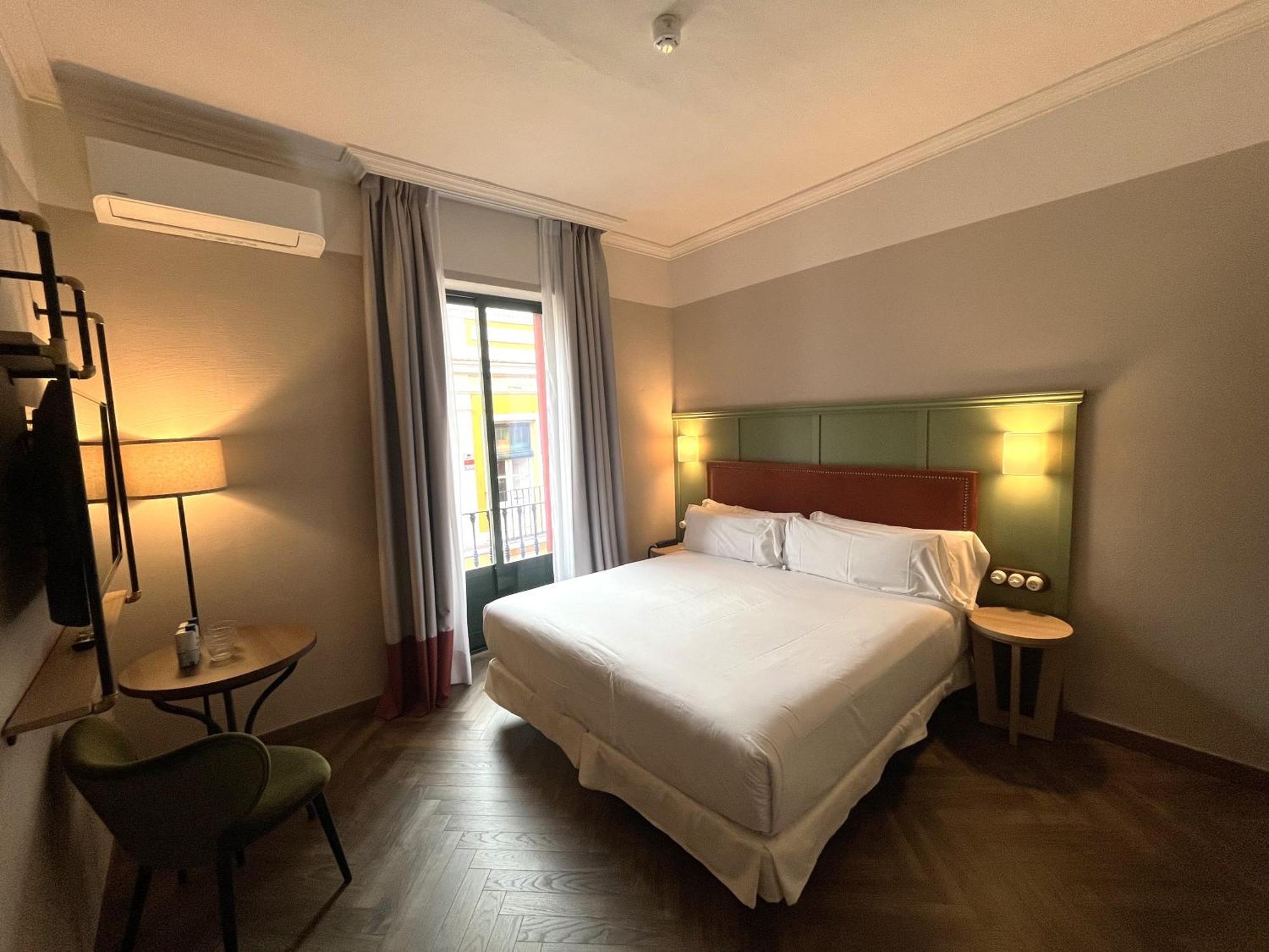 The Honest Hotel & Apartments Севилья Экстерьер фото
