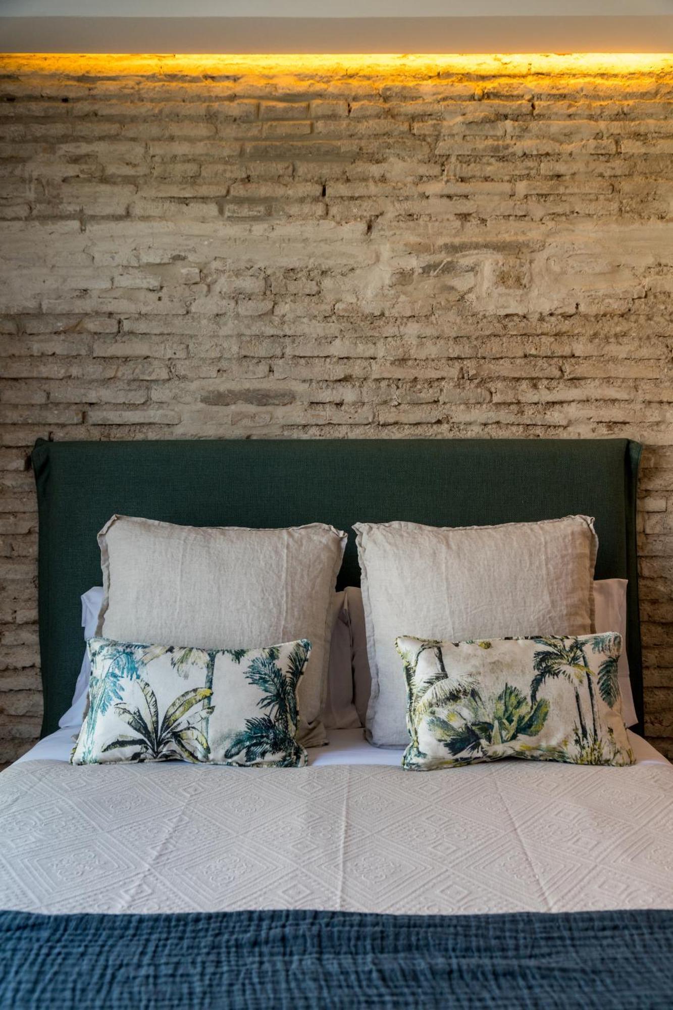 The Honest Hotel & Apartments Севилья Экстерьер фото